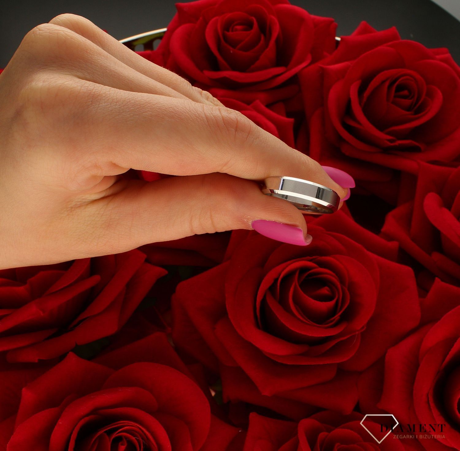 Złota obrączka ślubna z białego złota 585  5 mm  Faza i frezowane brzegi.jpg